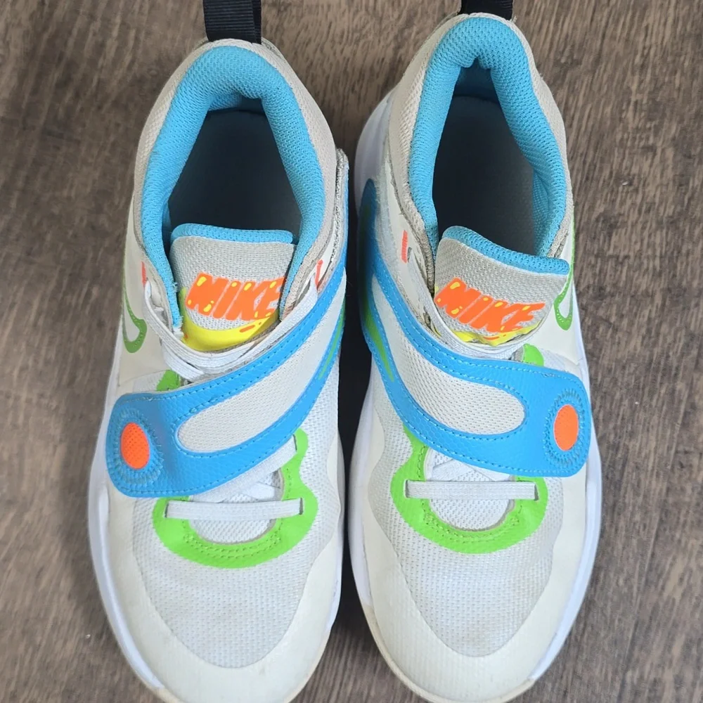 NIKE‎ Team Hustle D11 Kids' White & Blue Sneakers Velcro Basketball Court Sz 4.5